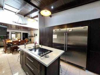 Se vende lujosa casa con uso de suelo mixto en Santo Tomas Heredia 25-1934