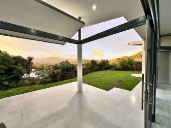 Se vende lujosa casa con piscina y amplio lote en Rio Oro 26-579