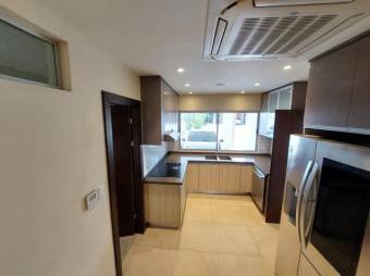 Se vende moderna casa con patio en condominio de San Rafael Alajuela 26-40