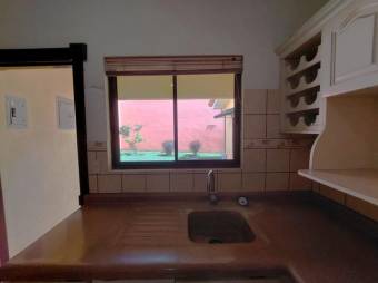 Se vende espaciosa casa con amplio lote en Escazú Centro 25-1807