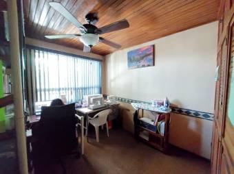 Se vende espaciosa casa con patio en Santa Lucia de Barva 26-568