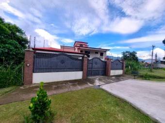 Se vende espaciosa casa con patio y terraza en San Miguel de Heredia 26-693