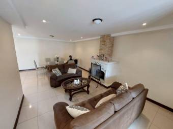 Se vende espaciosa casa con patio y terraza en San Miguel de Heredia 26-693