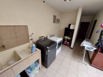 Se vende espaciosa casa con patio y terraza en San Miguel de Heredia 26-693