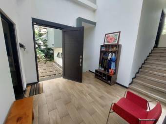 Se vende moderna propiedad de 5000m2 en San Antonio de Belén 26-673