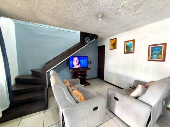 Se vende espaciosa casa de 2 plantas en Hatillo 2 San José 25-1895