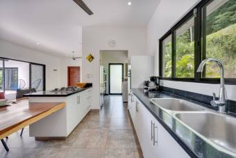 Villa con piscina en un amplio terreno privado en Finca Panamá, Guanacaste Villa con piscina en un amplio terreno privado en Finca Panamá, Guanacaste