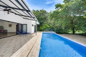 Villa con piscina en un amplio terreno privado en Finca Panamá, Guanacaste Villa con piscina en un amplio terreno privado en Finca Panamá, Guanacaste