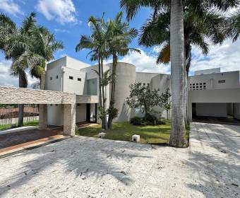 Spectacular luxury mansion for sale in Residencial Manantiales, La Asunción de Belén. Bank-owned pro Spectacular luxury mansion for sale in Residencial Manantiales, La Asunción de Belén. Bank-owned pro