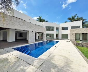 Spectacular luxury mansion for sale in Residencial Manantiales, La Asunción de Belén. Bank-owned pro